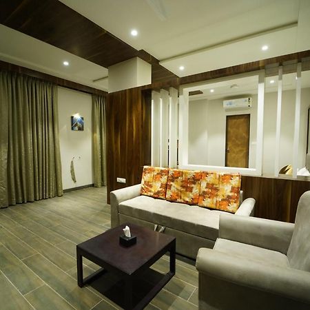 Hotel The Royal Inn Baramati ภายนอก รูปภาพ