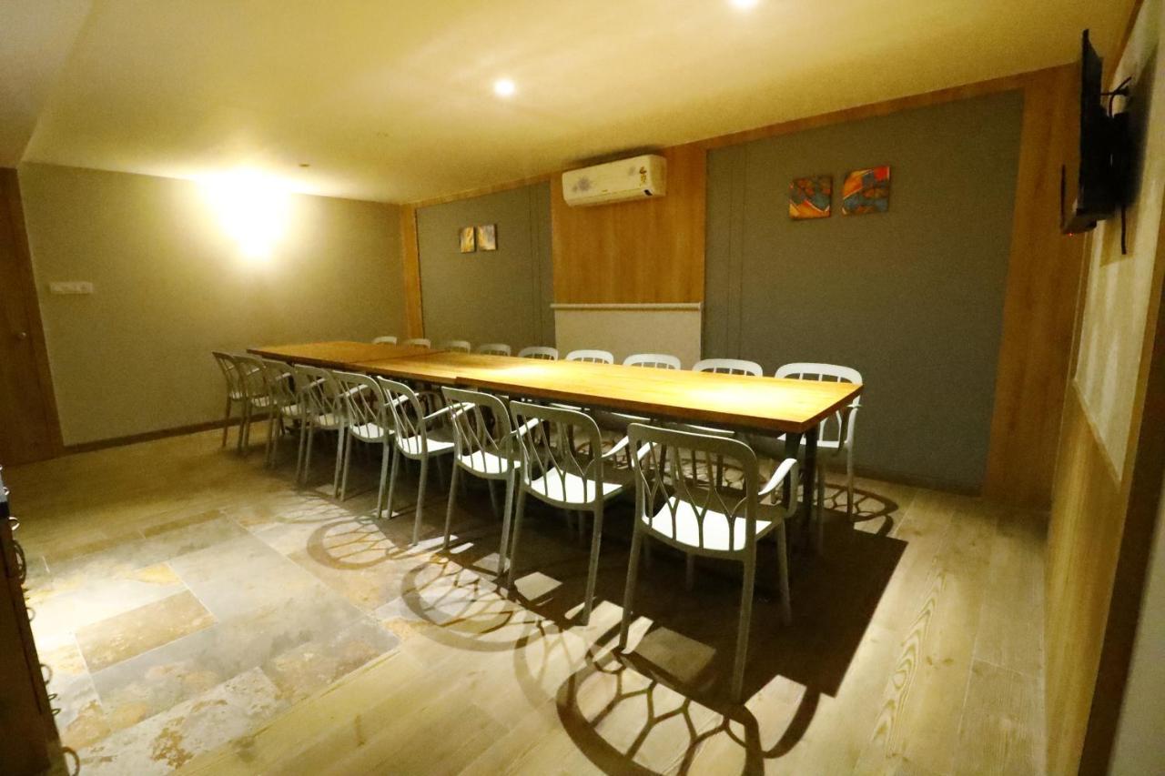 Hotel The Royal Inn Baramati ภายนอก รูปภาพ