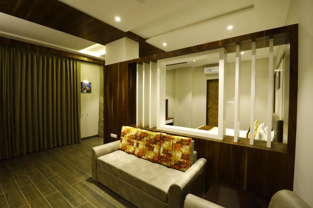 Hotel The Royal Inn Baramati ภายนอก รูปภาพ