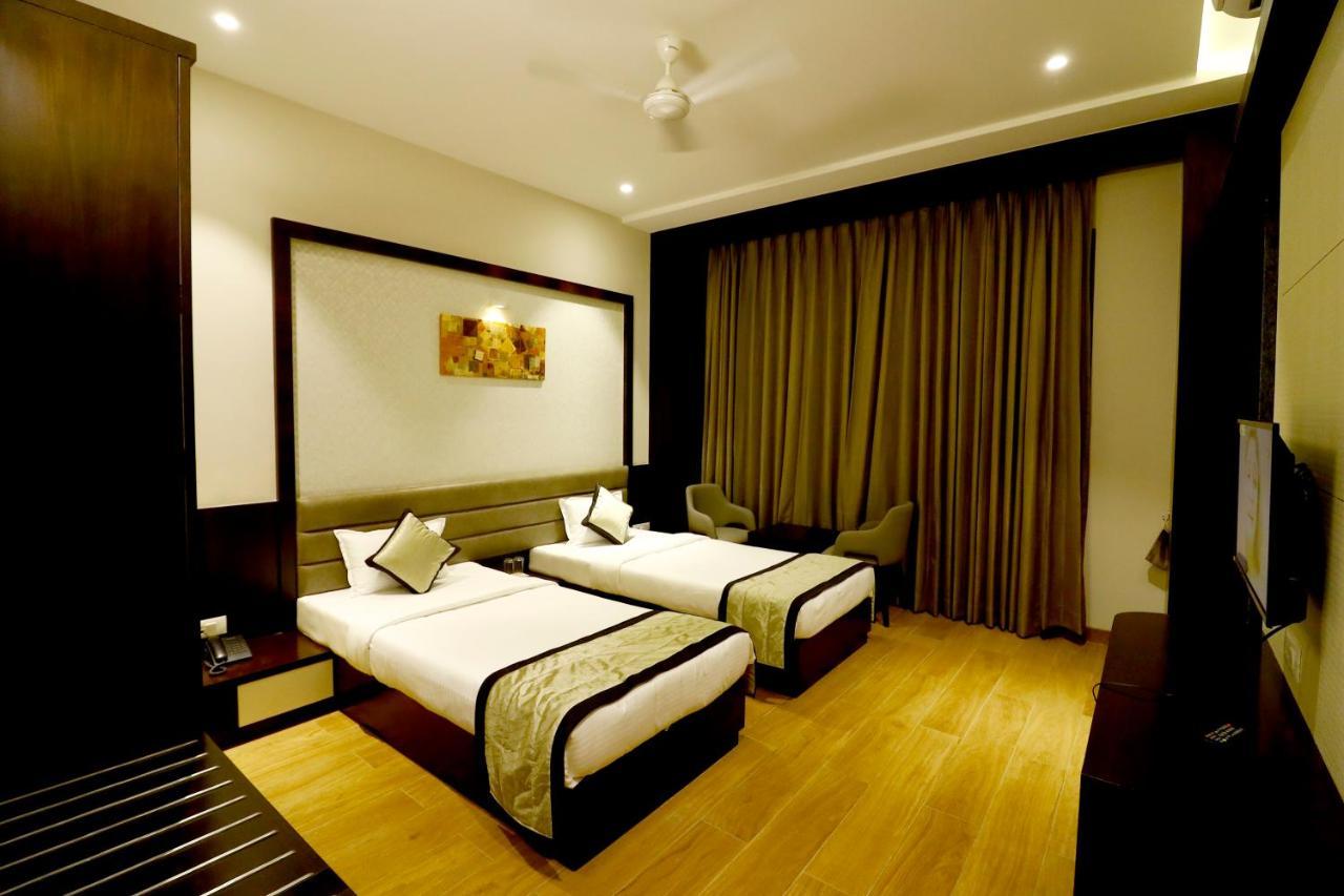 Hotel The Royal Inn Baramati ภายนอก รูปภาพ