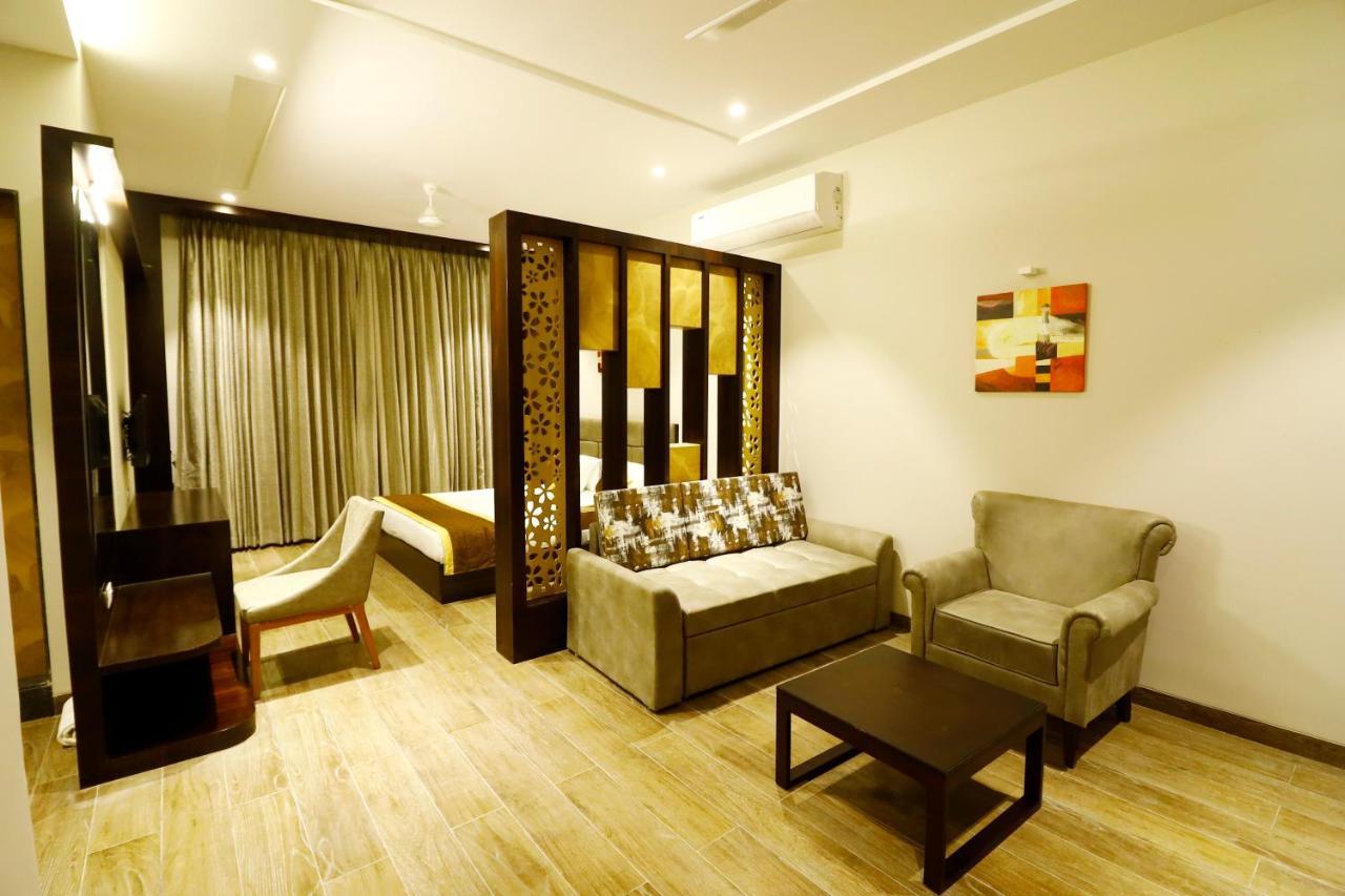 Hotel The Royal Inn Baramati ภายนอก รูปภาพ