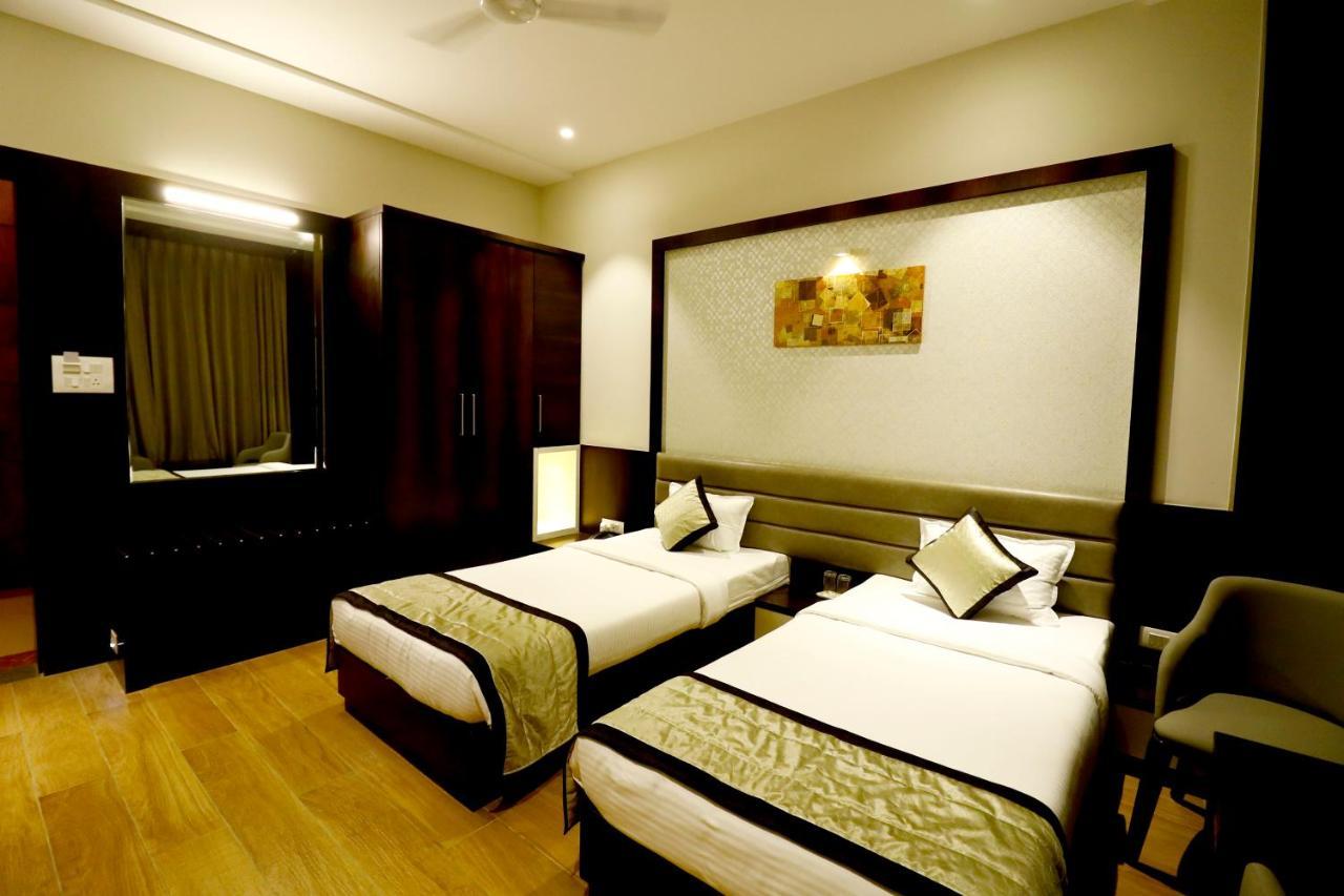 Hotel The Royal Inn Baramati ภายนอก รูปภาพ