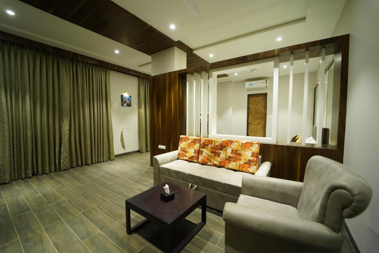 Hotel The Royal Inn Baramati ภายนอก รูปภาพ
