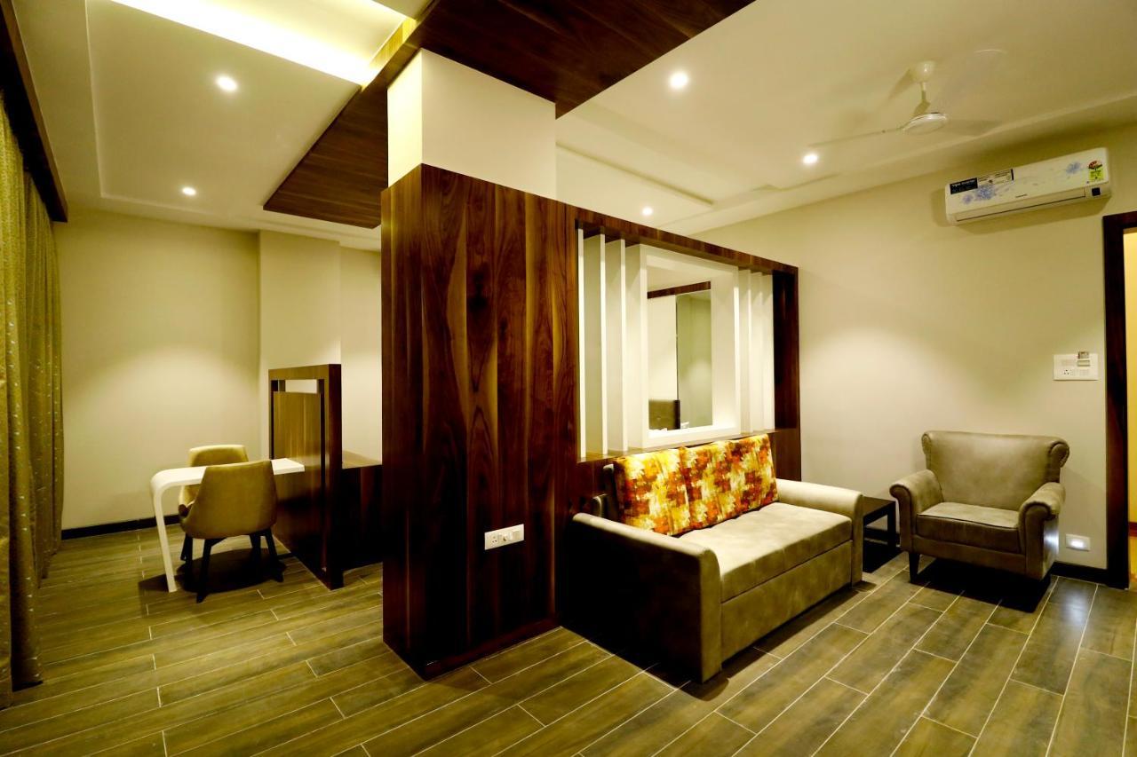 Hotel The Royal Inn Baramati ภายนอก รูปภาพ